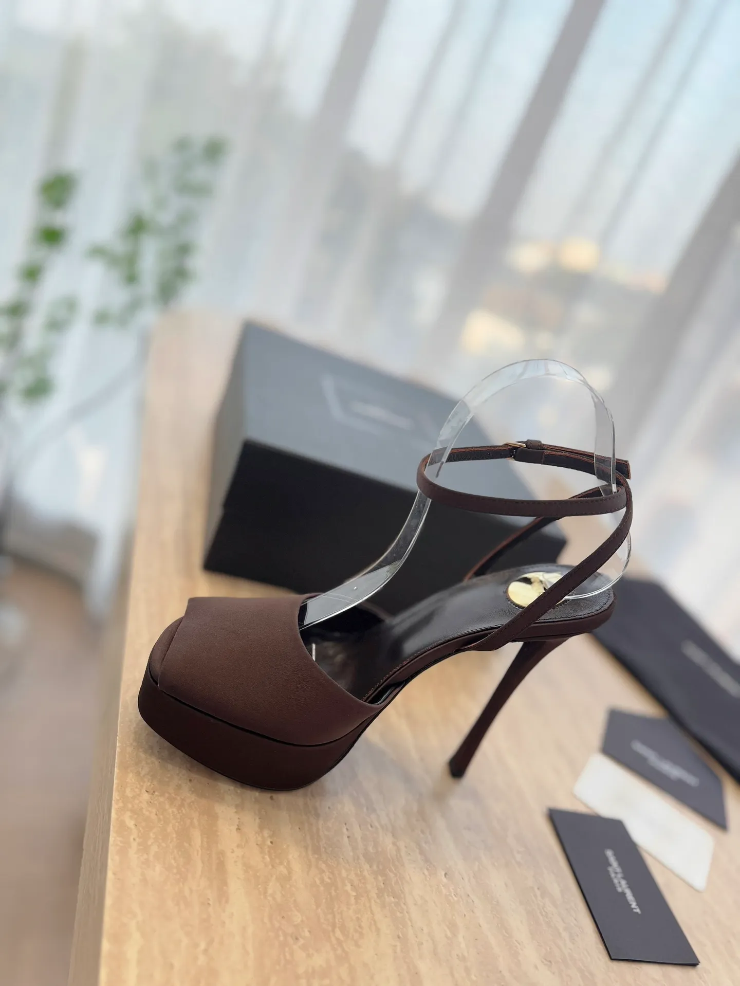 👟👟Ex-factory price 620👟👟 "SAINT LAUREN*" Saint Laurent ysl 25/spring and summer new catwalk high heels·new shoe style with 3 cm water platform. Only YSL understands women's hearts best and does not accept refutation. It is a super invincible feminine artifact and a must-have for women (z-product full-body customization, own molded toe hardware, perfect consistency). Compare the differences between pictures and goods on the market. ✔Upper: Customized imported silk, patent leather ✔Inner lining: imported sheepskin ✔Sole: imported genuine leather outsole ✔Heel height: 14cm ✔Number of yards: 35-39 (40.41.42 can be customized and non-returnable) (Full set of packaging)